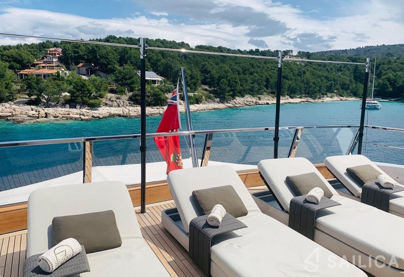 Sanlorenzo 52 Steel - Yacht Charter Sailica