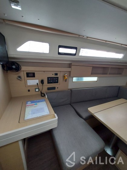 Oceanis 40.1 - Yacht Charter Sailica
