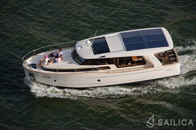 Greenline 40 - Yacht Charter Sailica