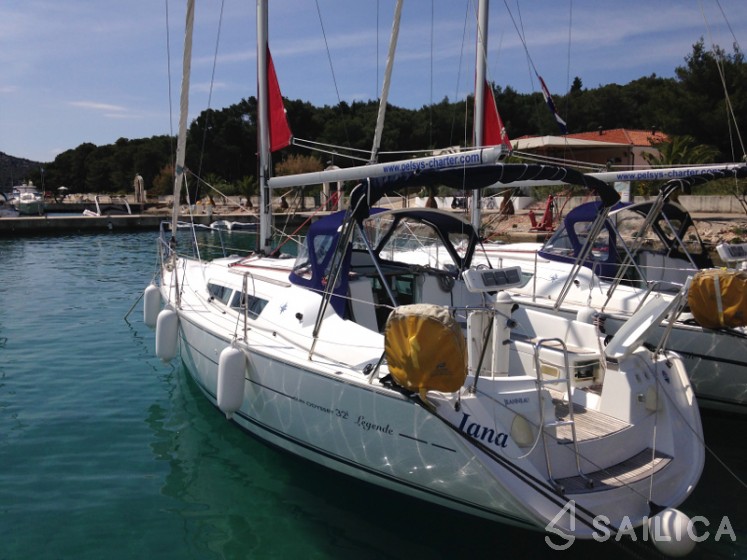 Sun Odyssey 32i - Yacht Charter Sailica
