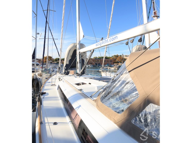 Sun Odyssey 519 - Yacht Charter Sailica