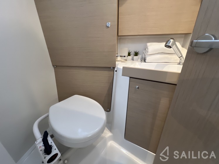 Oceanis 38.1 - Yacht Charter Sailica