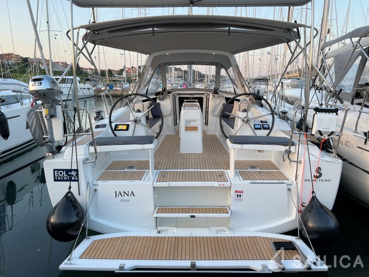 Oceanis 38.1 - Yacht Charter Sailica