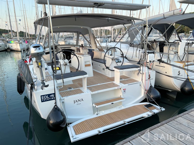 Oceanis 38.1 - Yacht Charter Sailica