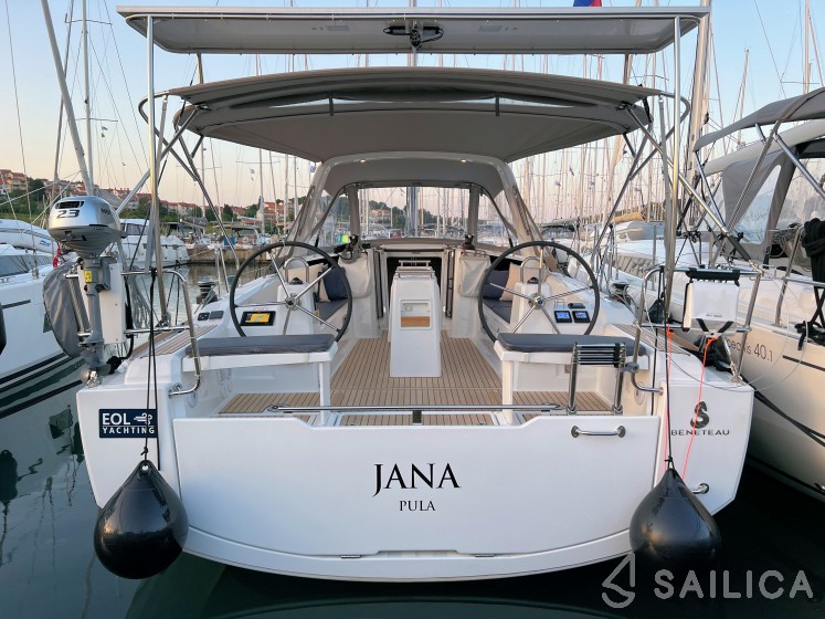 Oceanis 38.1 - Yacht Charter Sailica