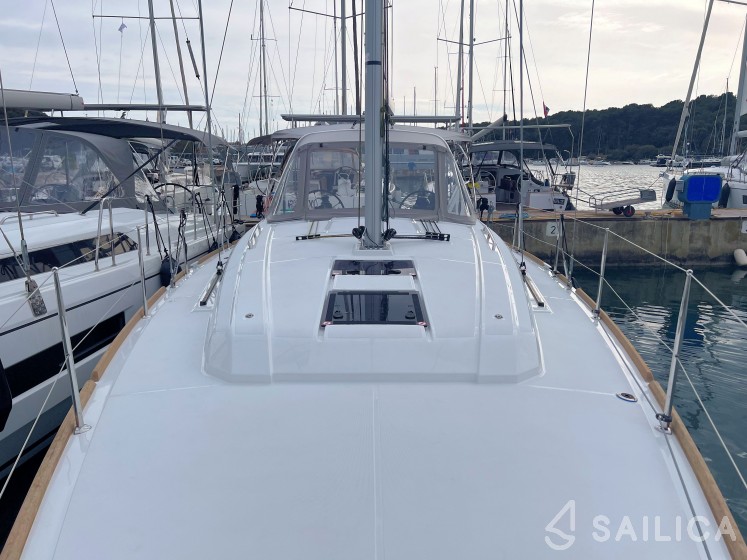 Oceanis 38.1 - Yacht Charter Sailica