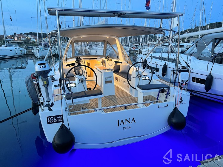 Oceanis 38.1 - Yacht Charter Sailica