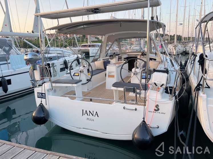 Oceanis 38.1 - Yacht Charter Sailica