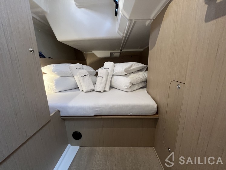 Oceanis 38.1 - Yacht Charter Sailica