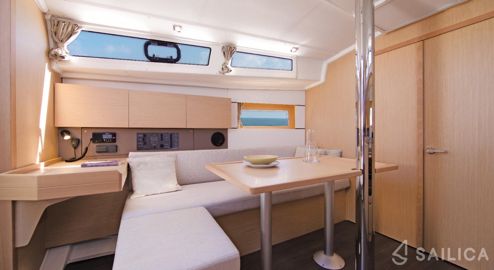 Oceanis 38.1 - Yacht Charter Sailica