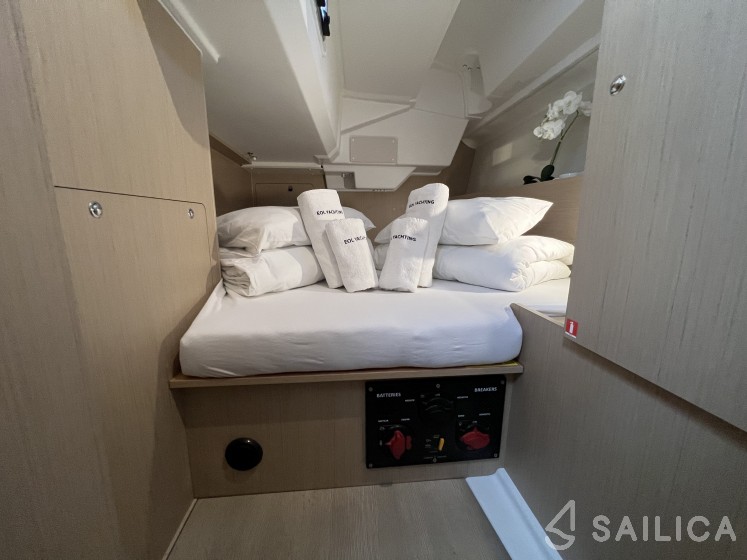 Oceanis 38.1 - Yacht Charter Sailica