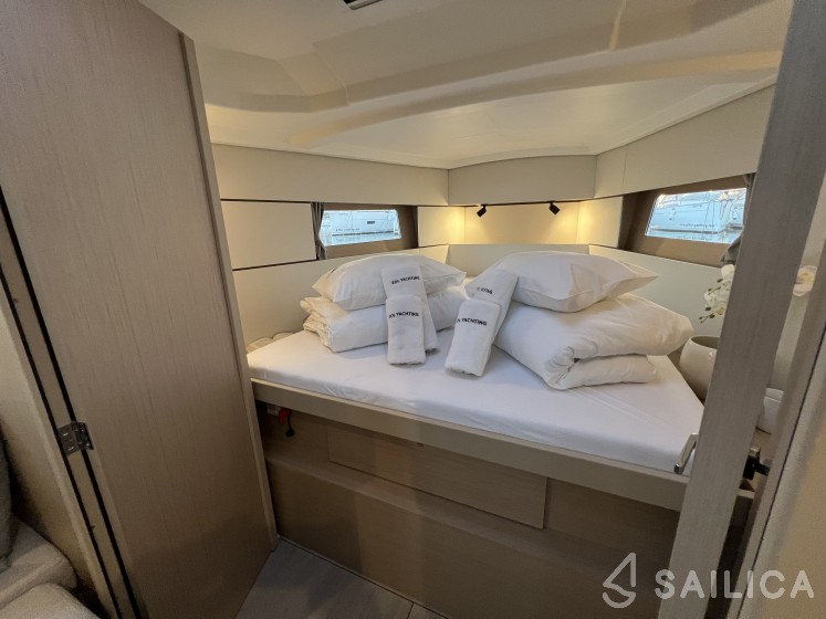 Oceanis 38.1 - Yacht Charter Sailica