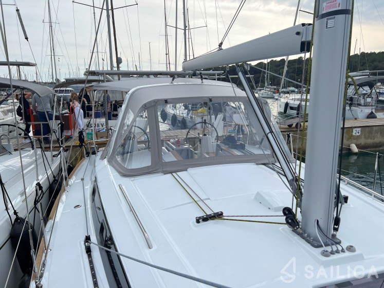 Oceanis 38.1 - Yacht Charter Sailica