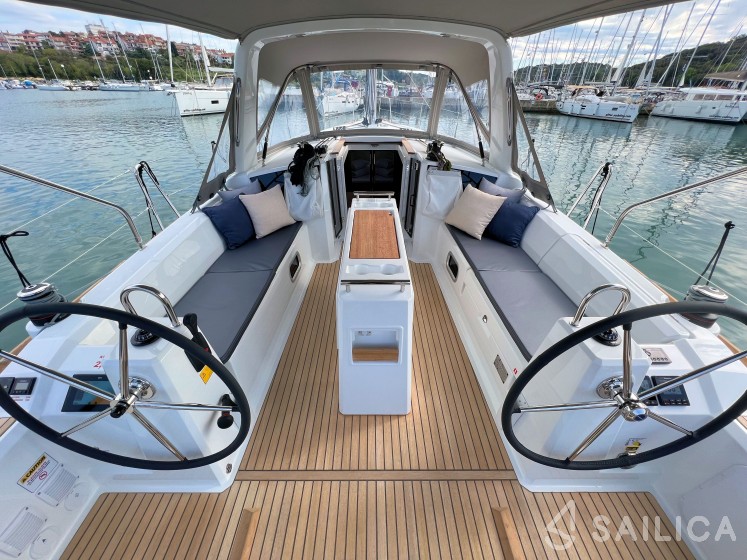 Oceanis 38.1 - Yacht Charter Sailica