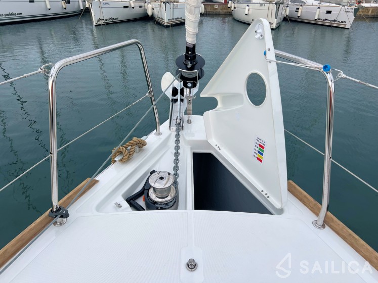 Oceanis 38.1 - Yacht Charter Sailica