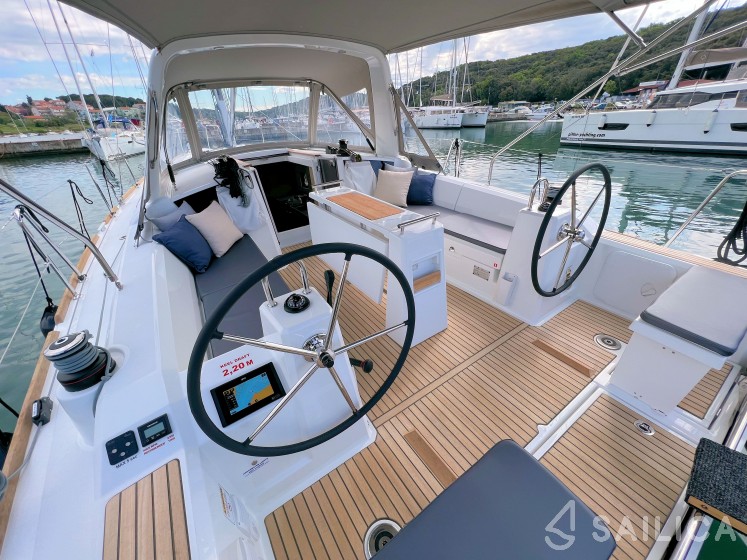Oceanis 38.1 - Yacht Charter Sailica