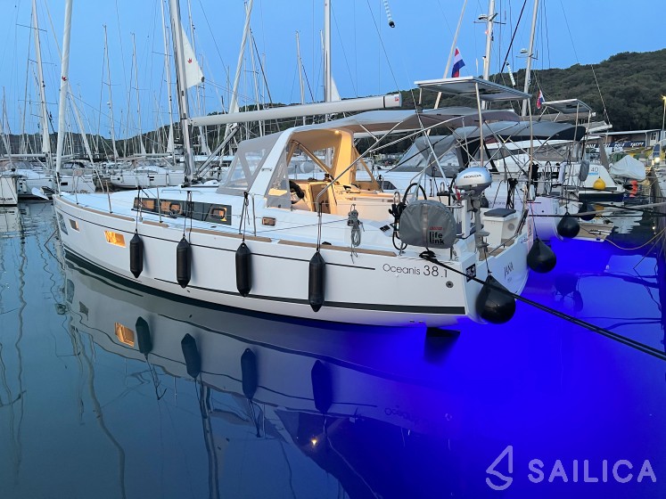 Oceanis 38.1 - Yacht Charter Sailica
