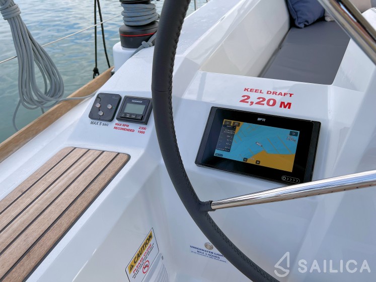 Oceanis 38.1 - Yacht Charter Sailica