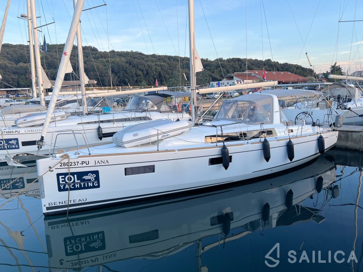 Oceanis 38.1 - Yacht Charter Sailica