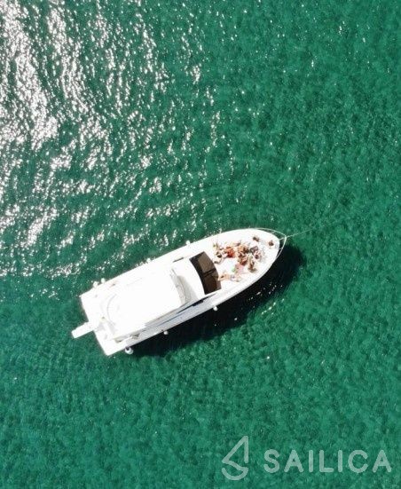 Ferretti 430 - Yacht Charter Sailica