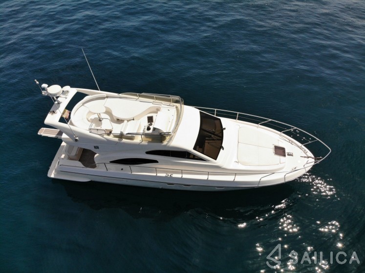 Ferretti 430 - Yacht Charter Sailica