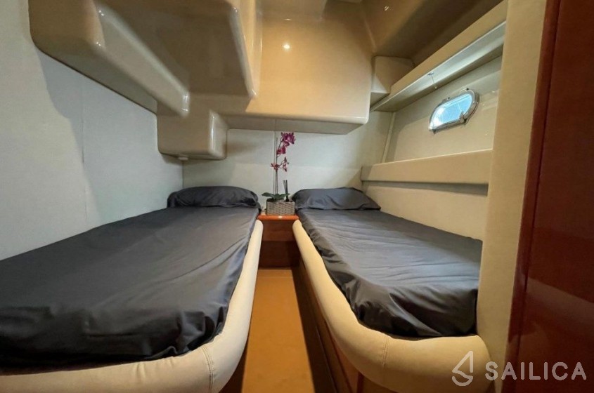 Ferretti 430 - Yacht Charter Sailica
