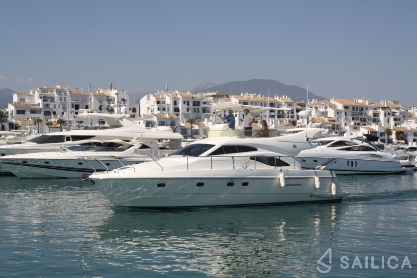 Ferretti 430 - Yacht Charter Sailica
