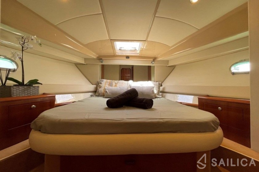 Ferretti 430 - Yacht Charter Sailica