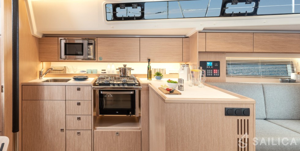 Bavaria 42 Cruiser - Yacht Charter Sailica
