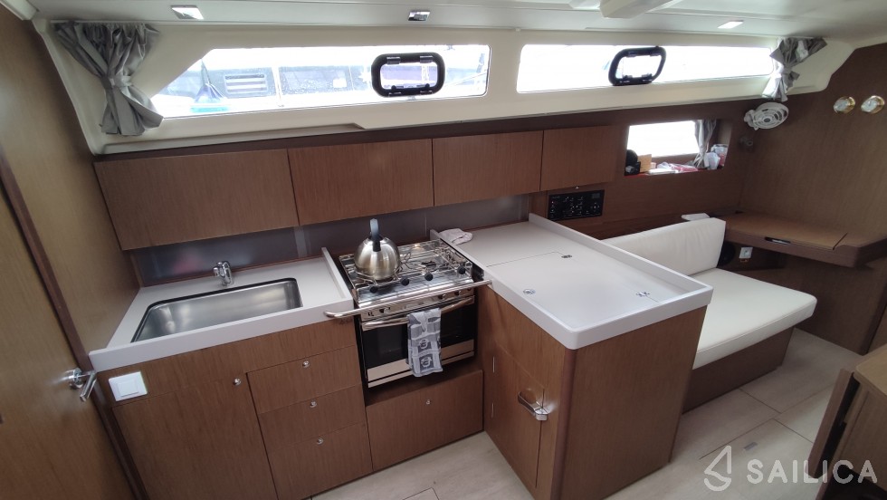Oceanis 41.1 - Yacht Charter Sailica