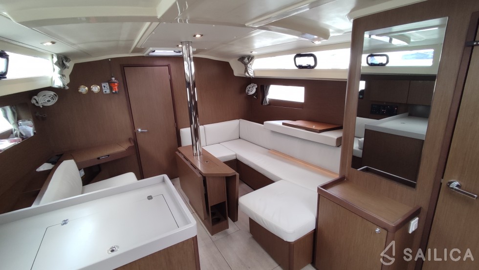 Oceanis 41.1 - Yacht Charter Sailica