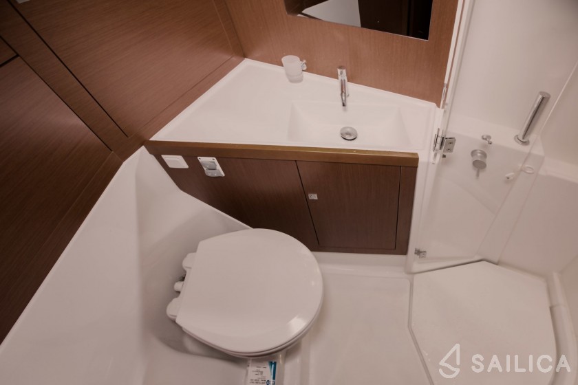Oceanis 45 - Yacht Charter Sailica
