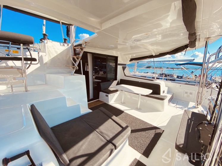 Lagoon 42 - Yacht Charter Sailica