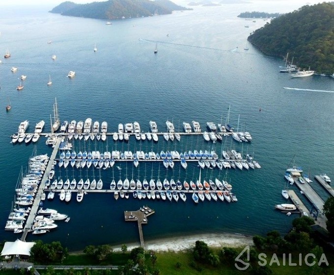 Bavaria C42 - Yacht Charter Sailica