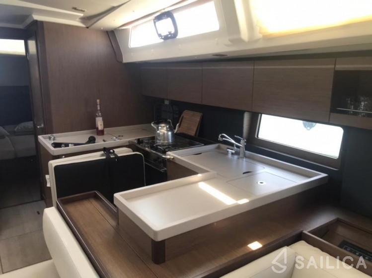 Oceanis 51.1 - Yacht Charter Sailica