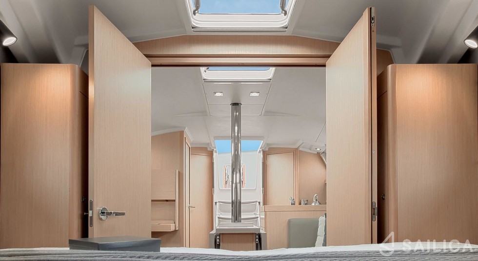 Oceanis 38.1 - Yacht Charter Sailica