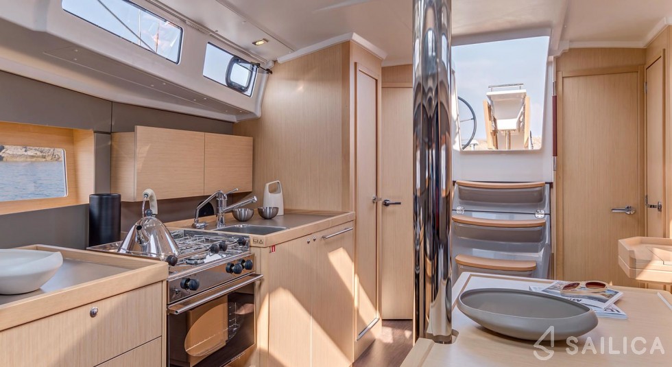 Oceanis 38.1 - Yacht Charter Sailica