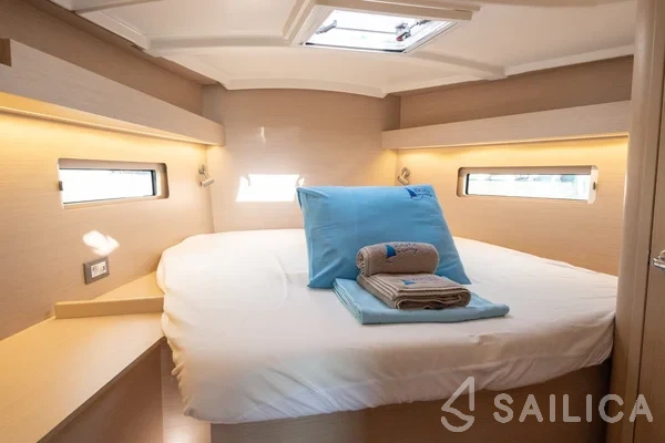 Oceanis 40.1 - Yacht Charter Sailica