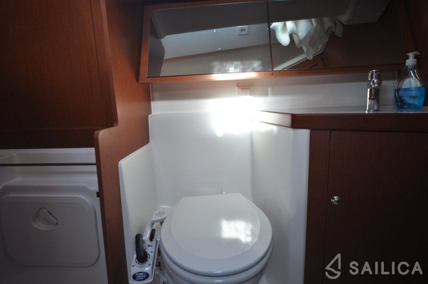 Oceanis 41.1 - Yacht Charter Sailica