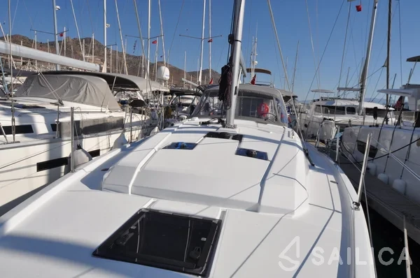 Oceanis 41.1 - Yacht Charter Sailica