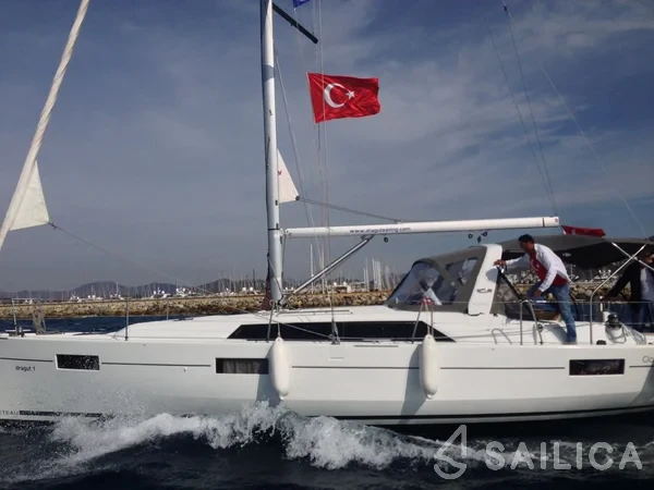 Oceanis 41.1 - Yacht Charter Sailica
