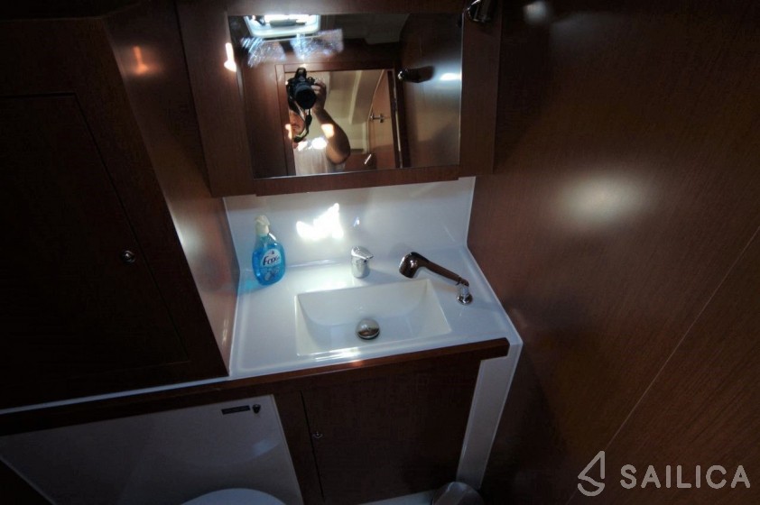 Oceanis 41.1 - Yacht Charter Sailica