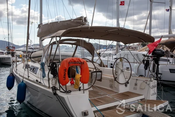Dufour 335 GL - Yacht Charter Sailica