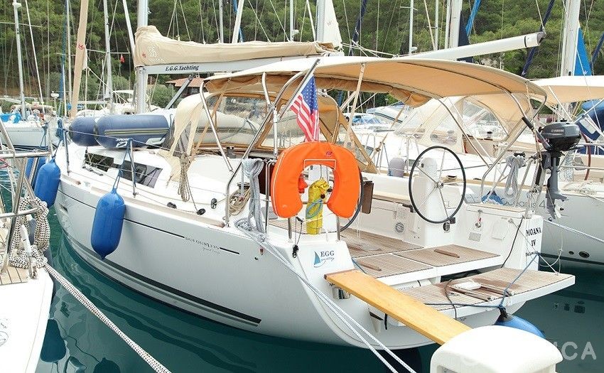 Dufour 335 GL - Yacht Charter Sailica
