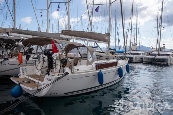 Dufour 335 GL - Yacht Charter Sailica