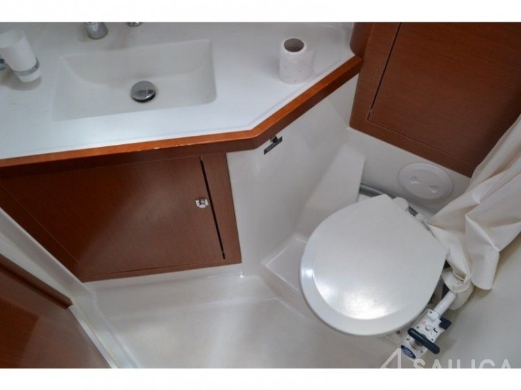 Oceanis 45 - Yacht Charter Sailica