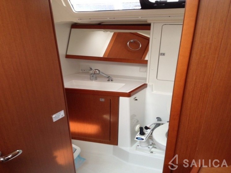 Oceanis 48 - Yacht Charter Sailica