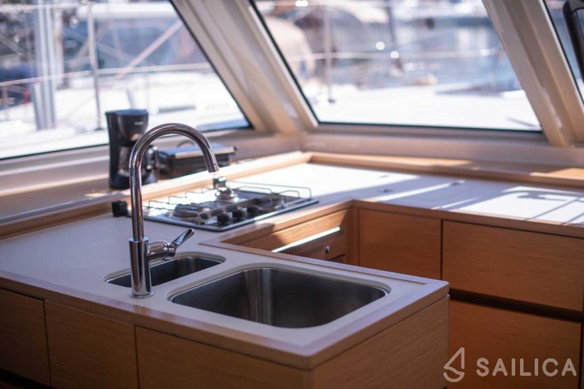 Nautitech 46 Fly - Yacht Charter Sailica