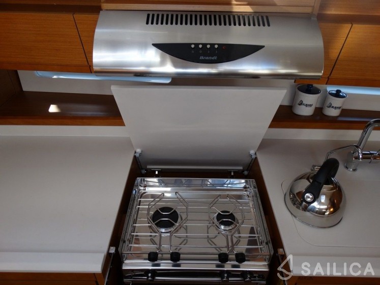 Jeanneau 54 - Yacht Charter Sailica