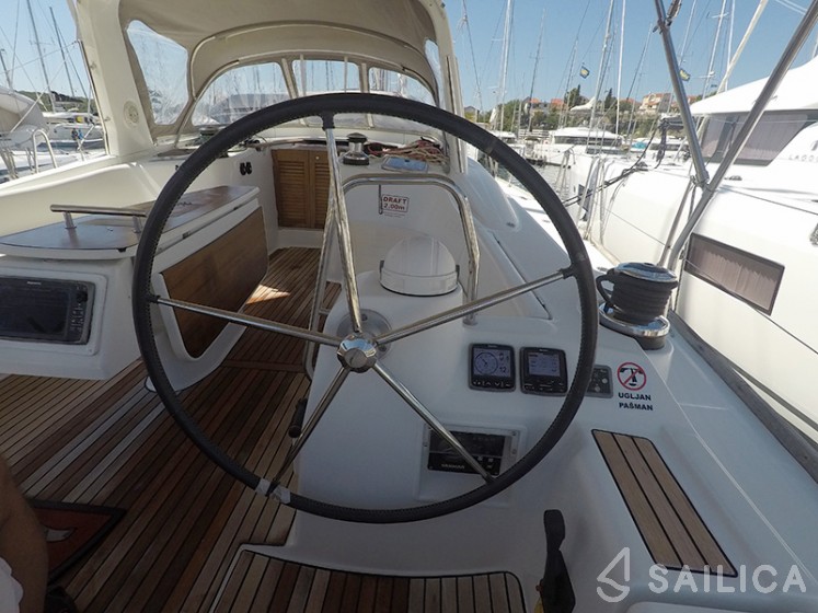 Oceanis 50 - Yacht Charter Sailica